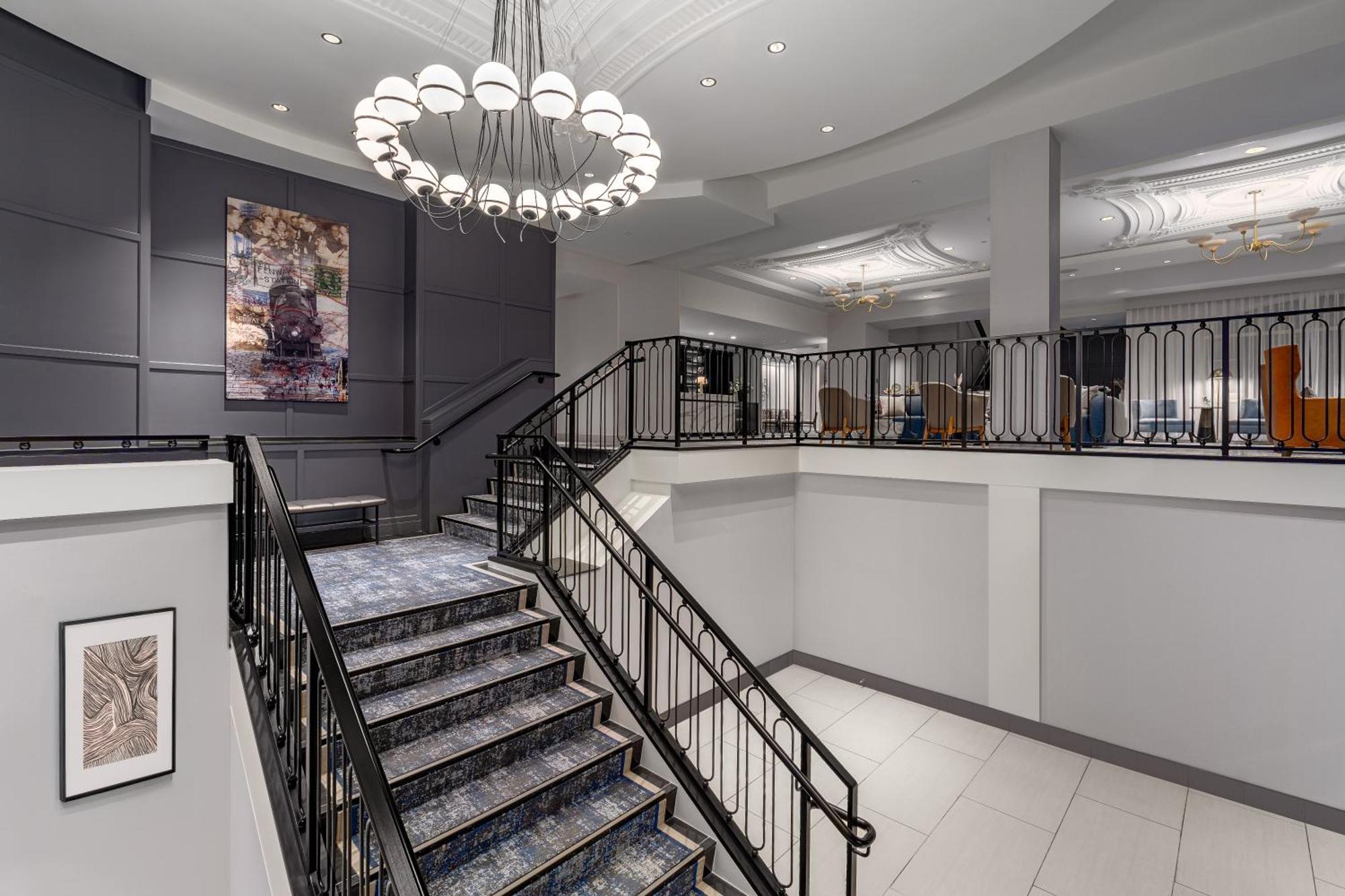 Hotel Commonwealth Бостон Экстерьер фото The staircase at the entrance of the hotel